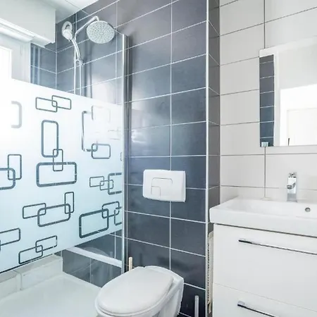 A 7 Min De La Gare *